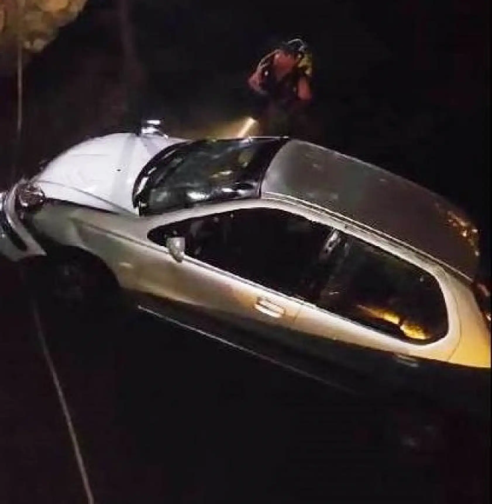 Vitesleri karıştırdı, otomobili denize düşürdü