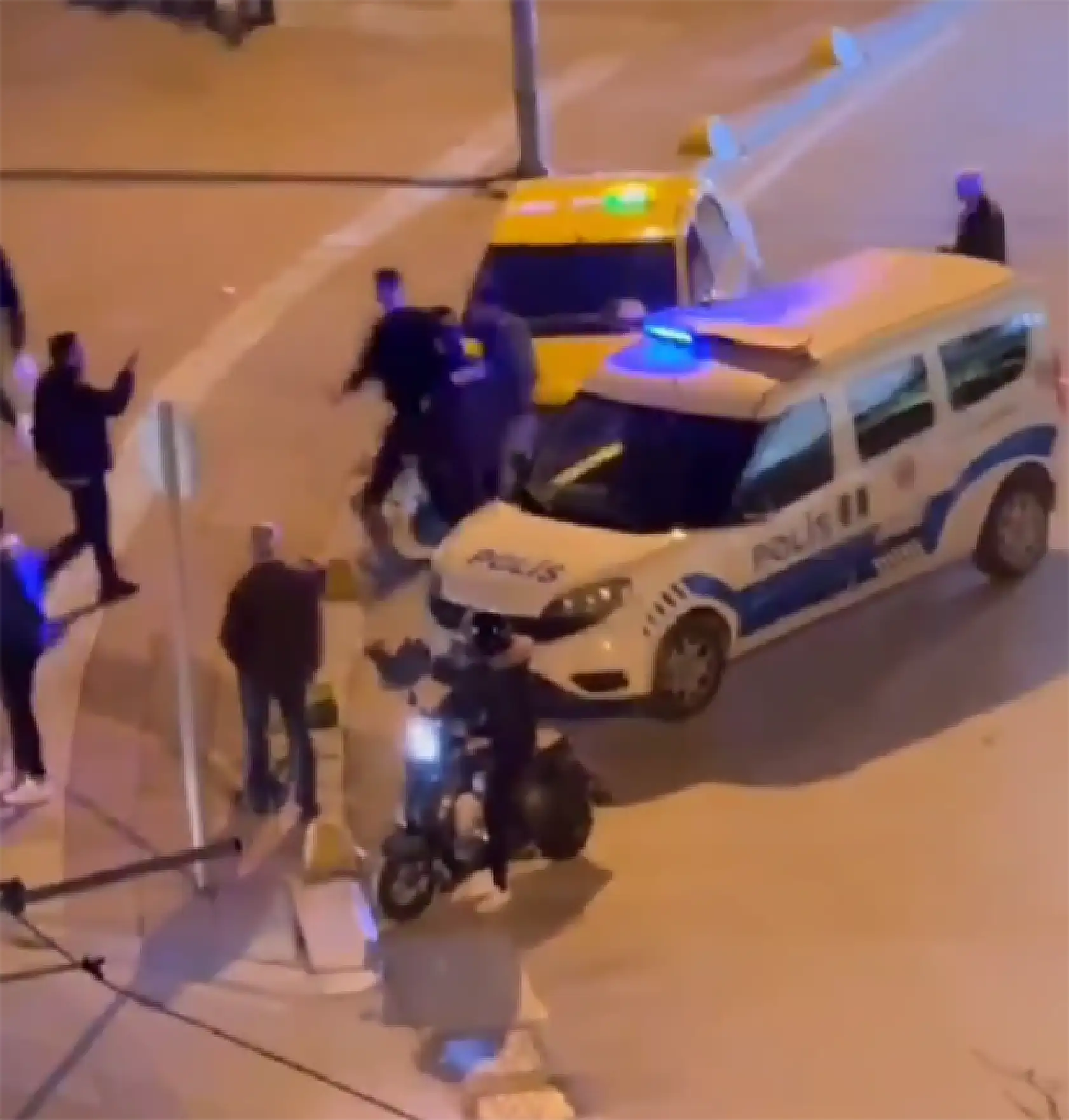 Sokak ortasında bıçaklar konuştu