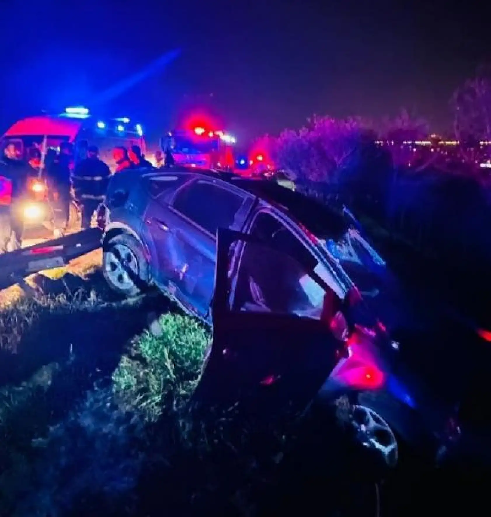 Kontrolden çıkan otomobil bariyerleri aşarak yol kenarına uçtu, 1 yaralı