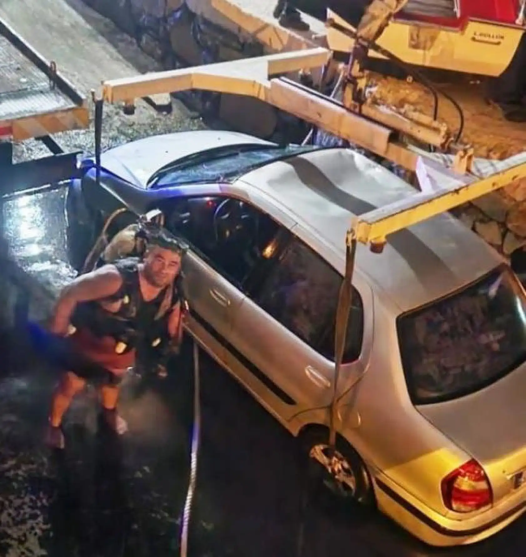 Vitesleri karıştırdı, otomobili denize düşürdü