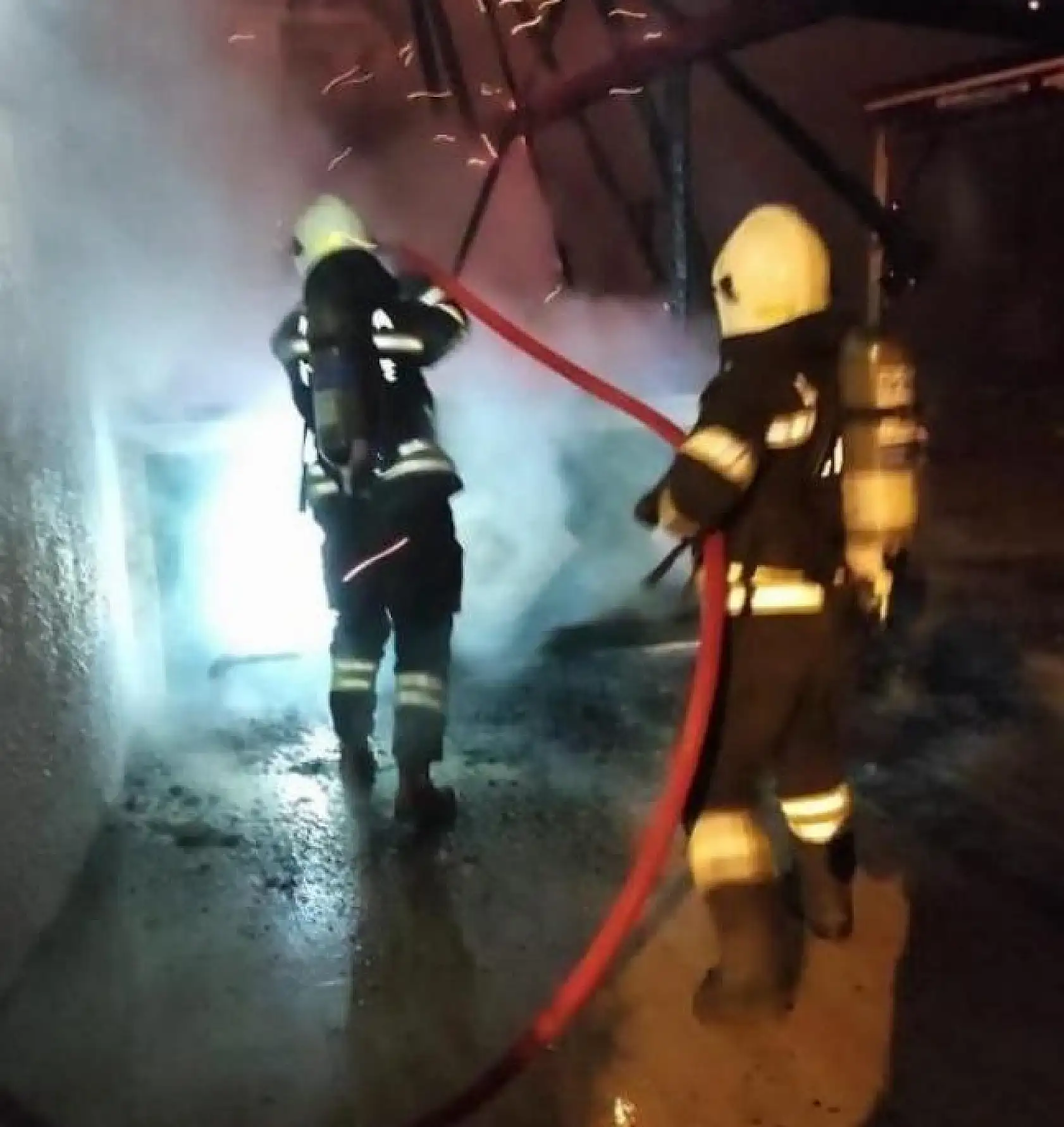 Alevler, ekiplerin müdahalesiyle söndürüldü