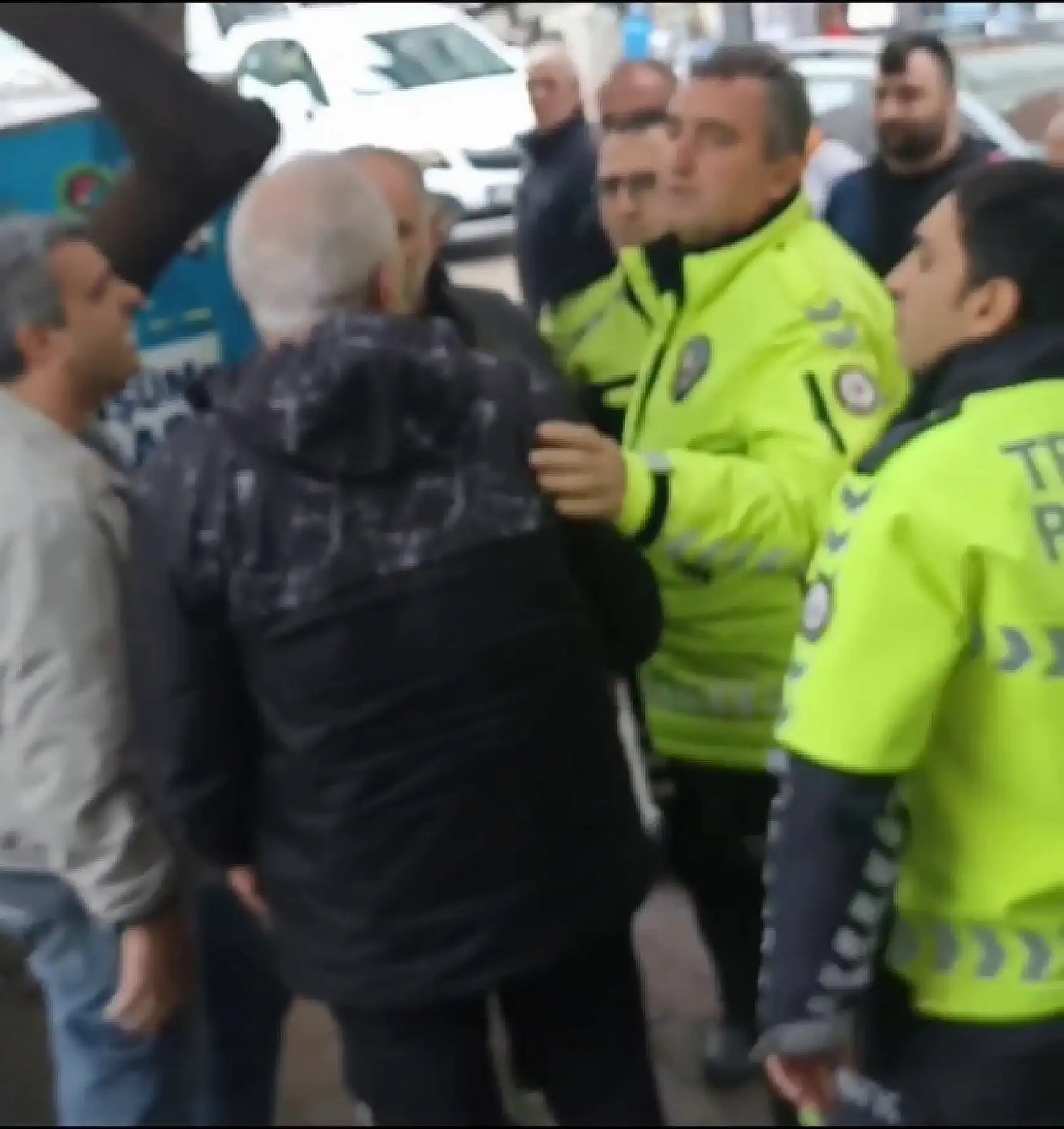 Motosikletinin çekilmesine sinirlendi, polisle yumruk yumruğa kavga etti