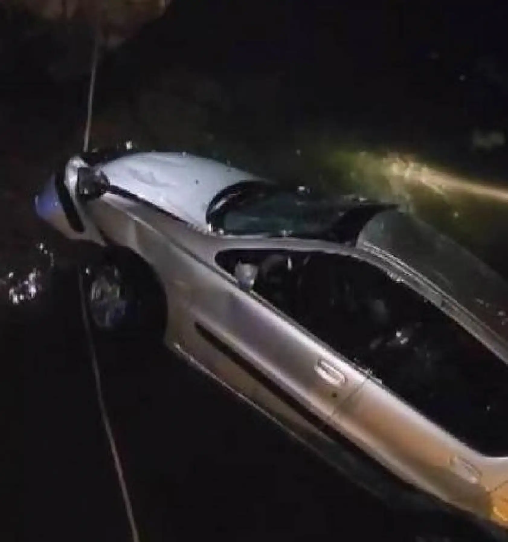 Vitesleri karıştırdı, otomobili denize düşürdü