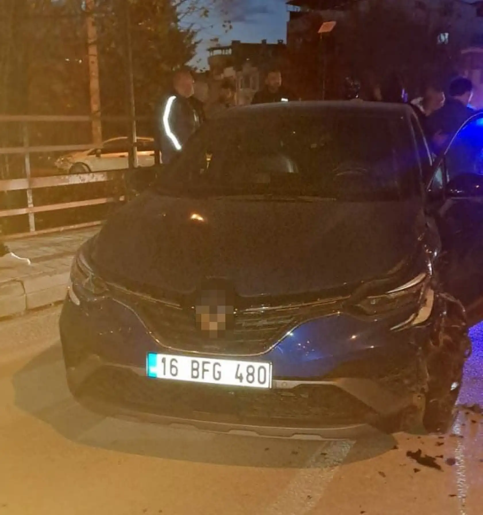 İki otomobil kafa kafaya çarpıştı: 4 yaralı