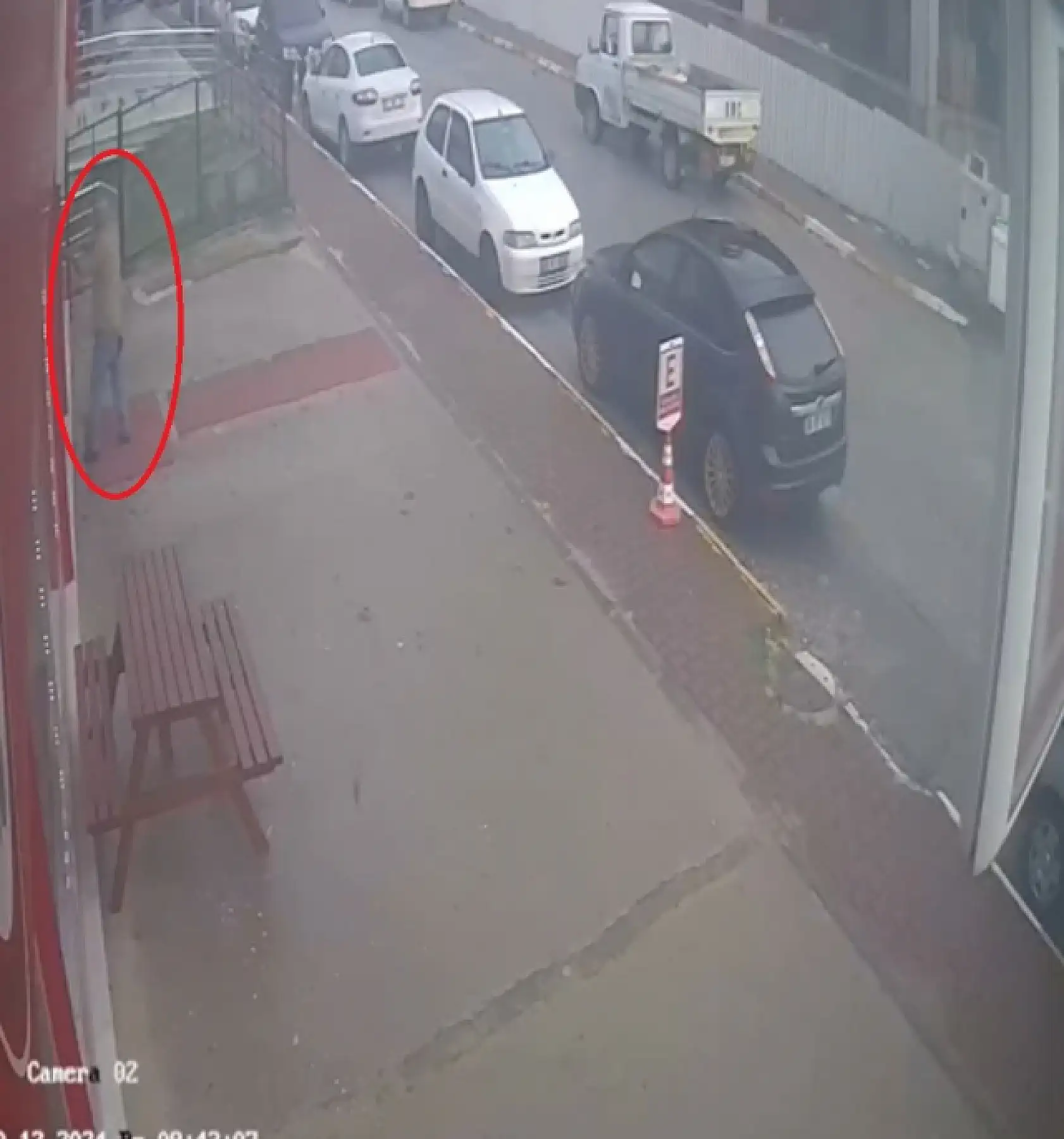 Kızıyla boşanma aşamasındaki damadının eczanesine av tüfeğiyle saldırdı