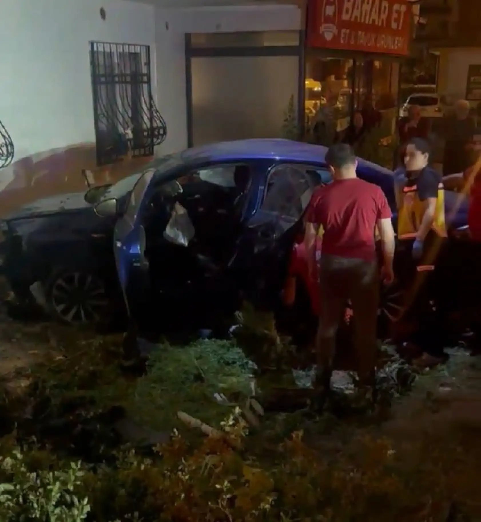 İki araç çarpıştı, biri bahçeye girdi: 9 yaralı