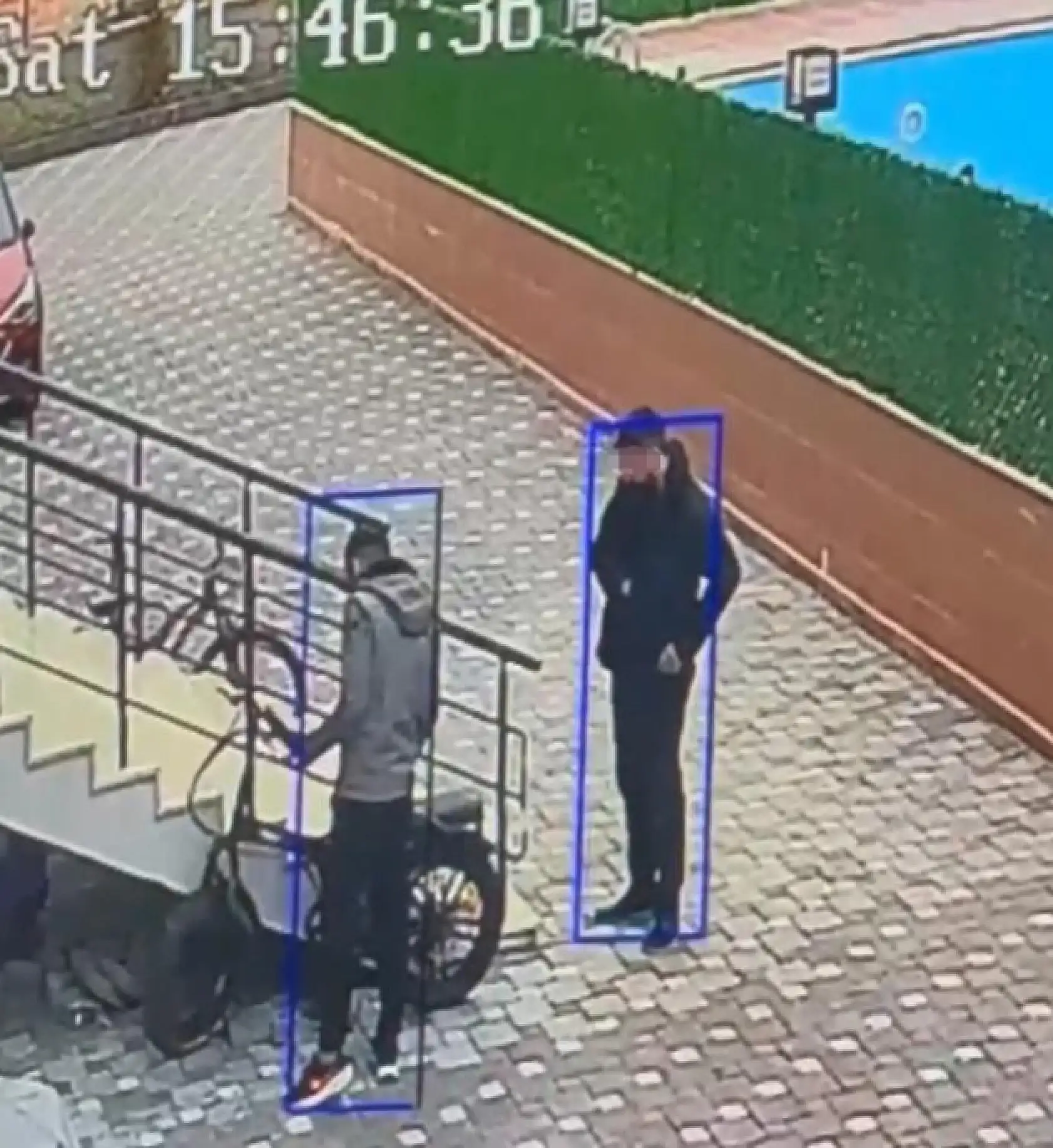 Otomobille gelip elektrikli bisiklet çaldılar