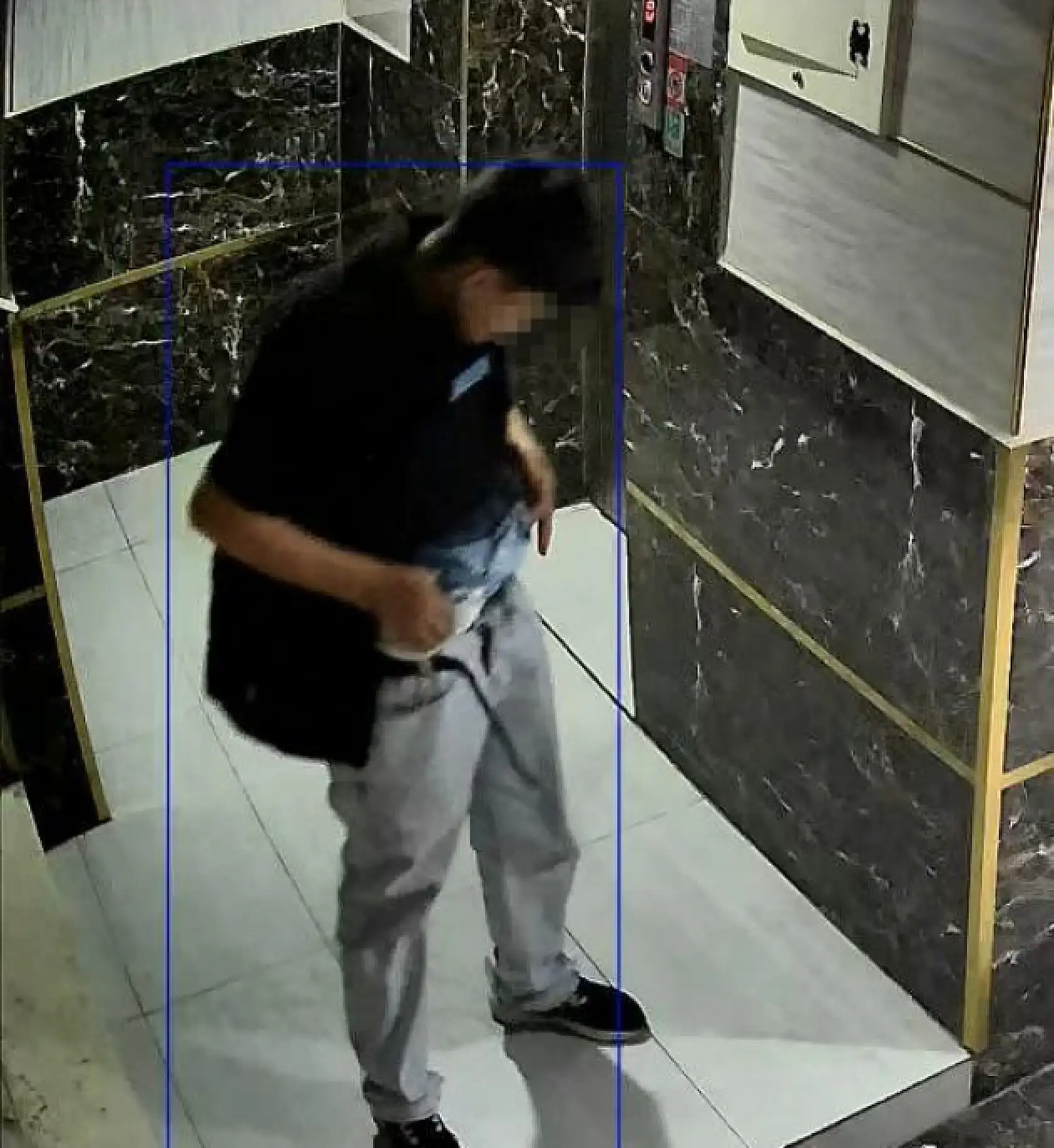 Gençlerin tepki çeken görüntüsü: Biri kamera açısını değiştirdi, diğeri koridorda tuvaletini yaptı