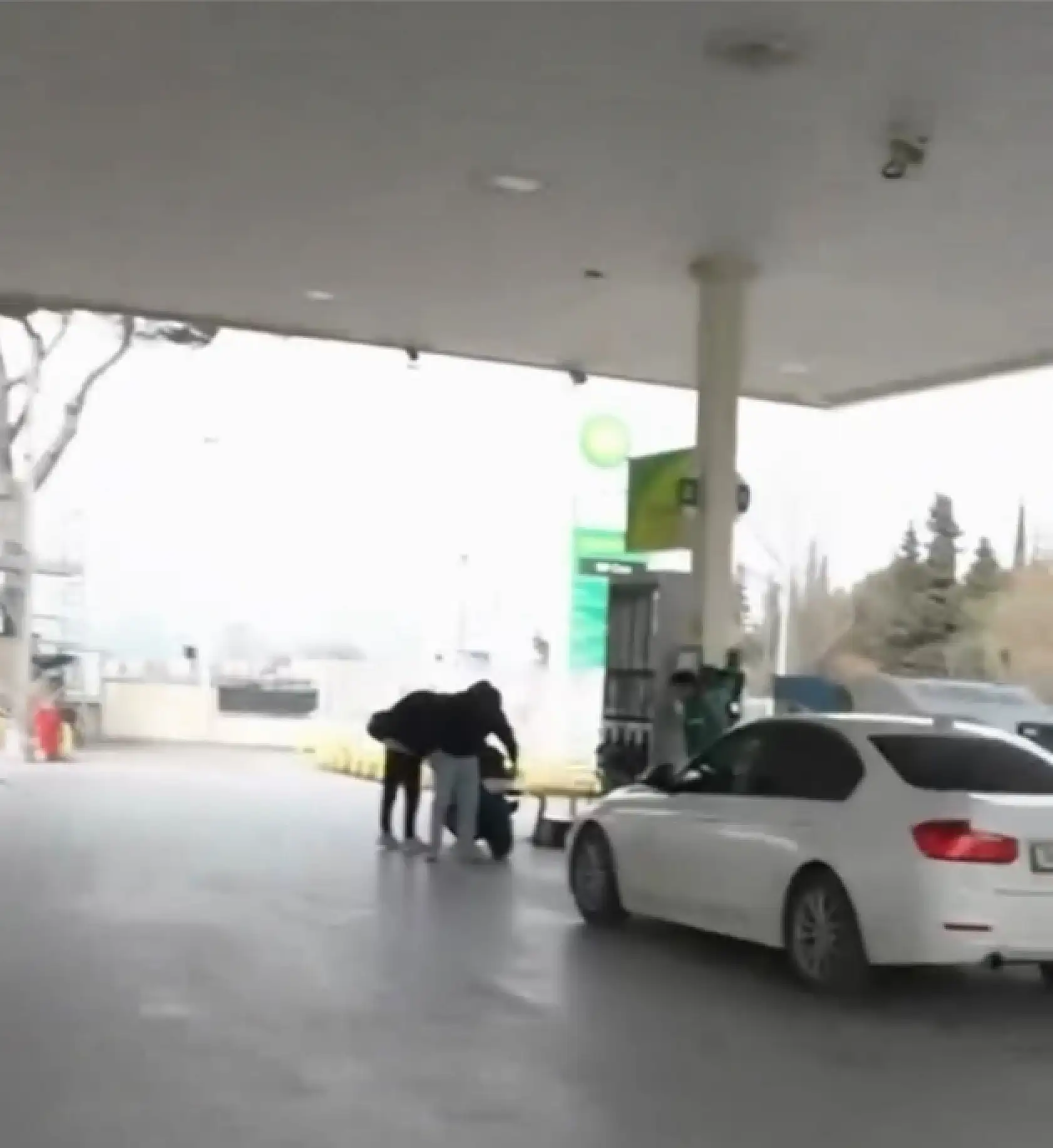 Kendisini yakalayan polisle hatıra fotoğrafı çektirdi 'Geçmiş olsun gençler'