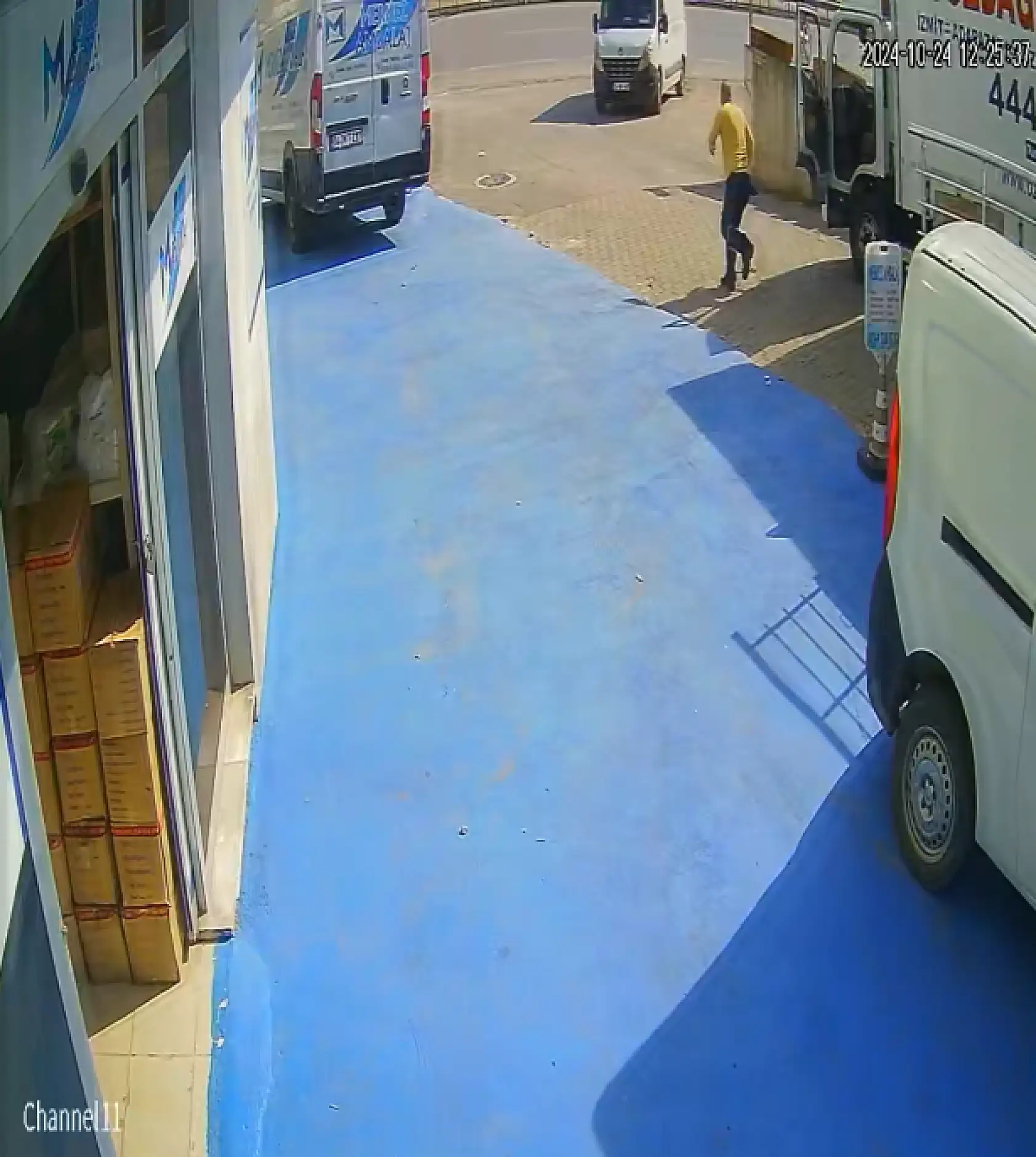 El freni çekilmeyen park halindeki panelvan kara yoluna indi, yürekler ağza geldi