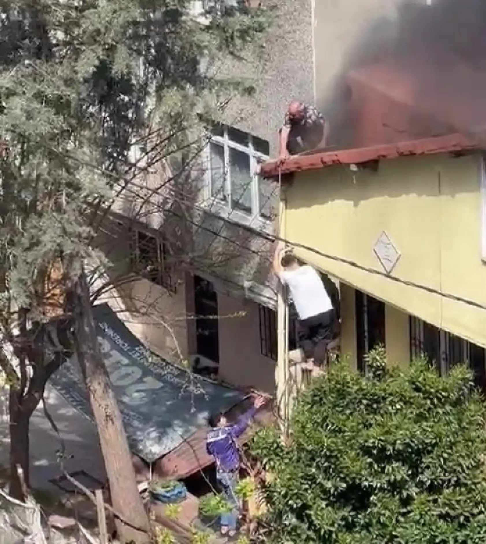 Ev alev alev yandı, evde mahsur kalanlar oldu!