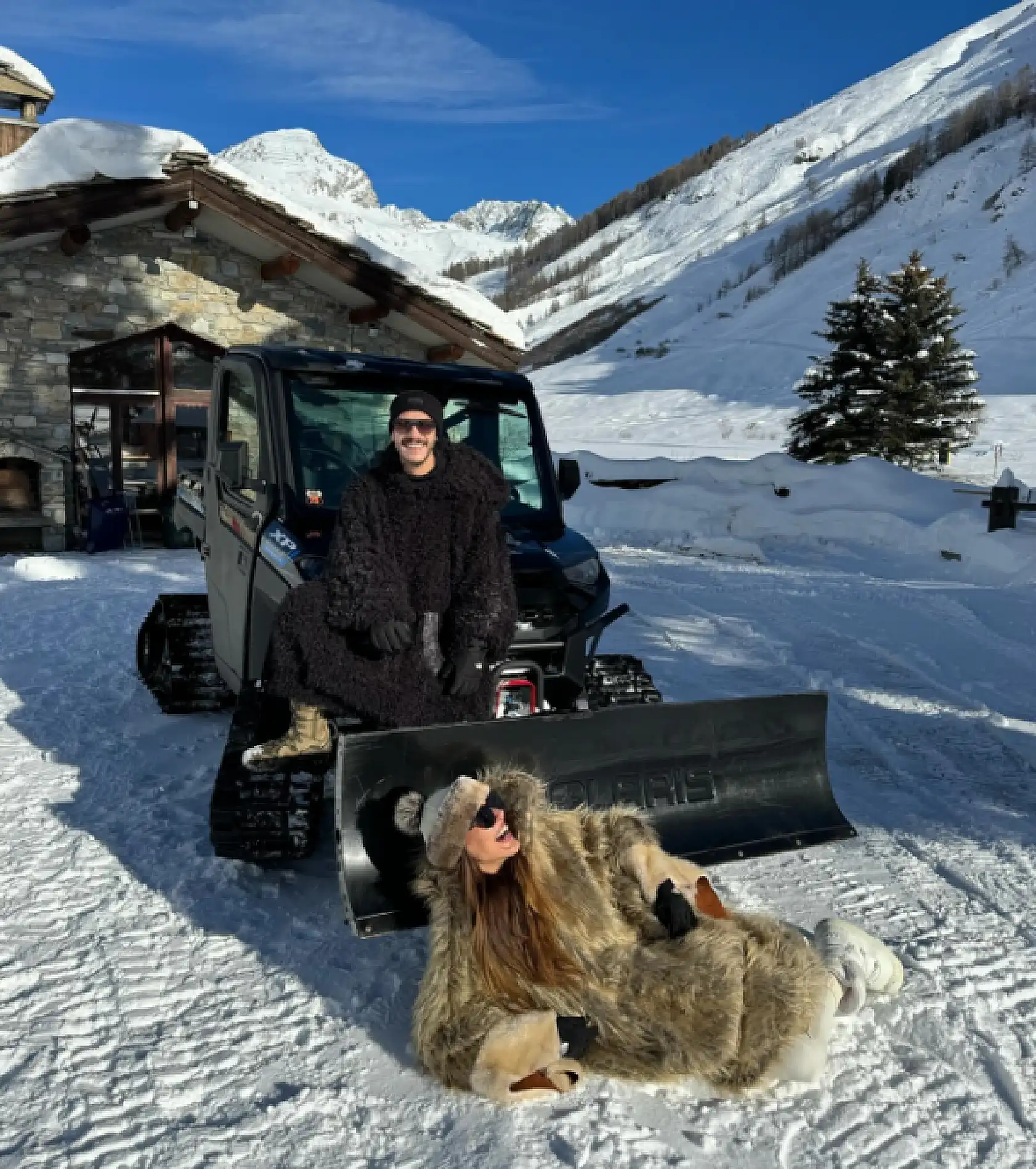 Fotoğraflara bakan üşüyor! Dilan Çiçek Deniz, mini elbisesiyle karlar içinde poz verdi