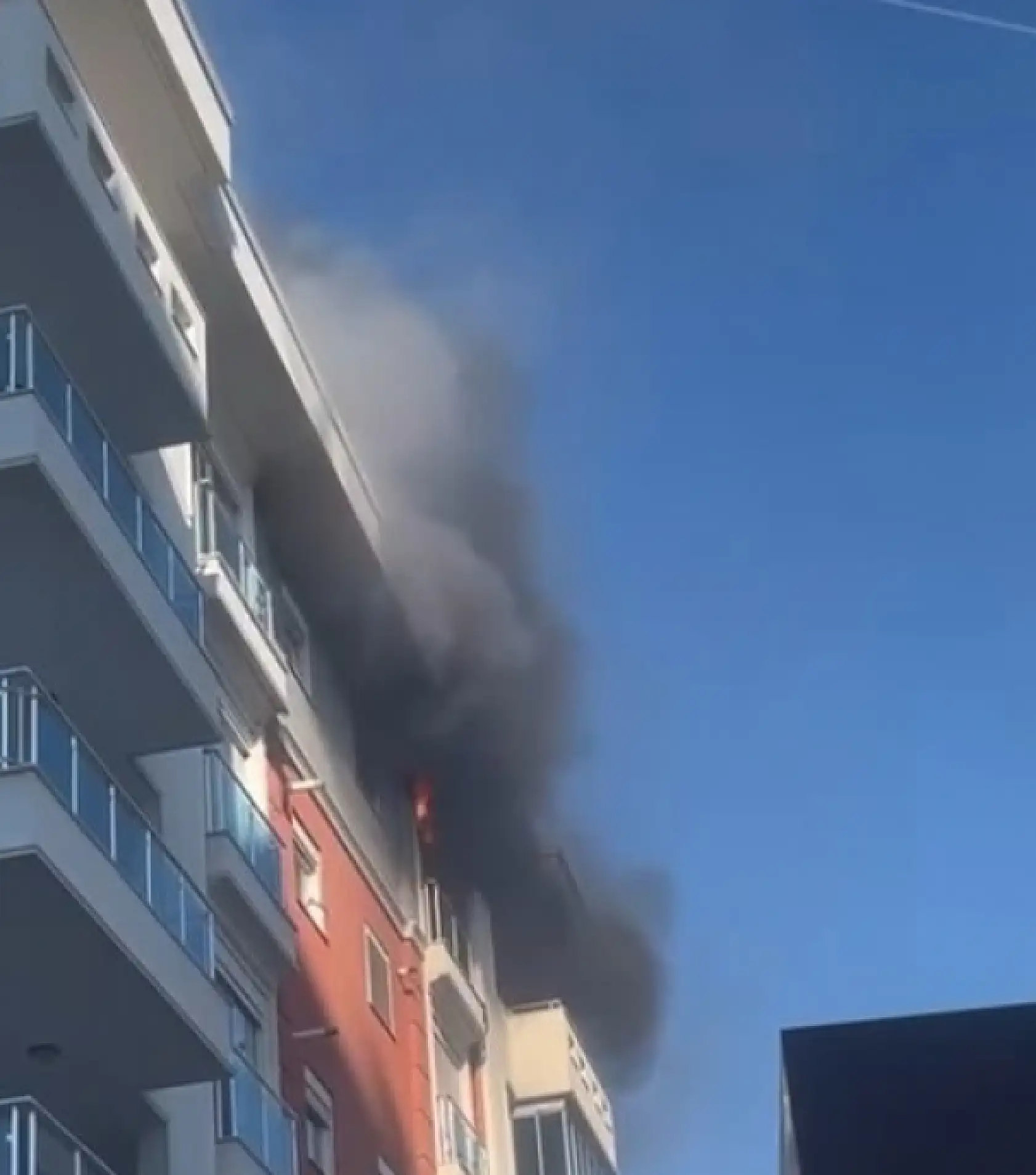 Lüks sitede korkutan yangın: Mahsur kalan çocukları komşular kurtardı