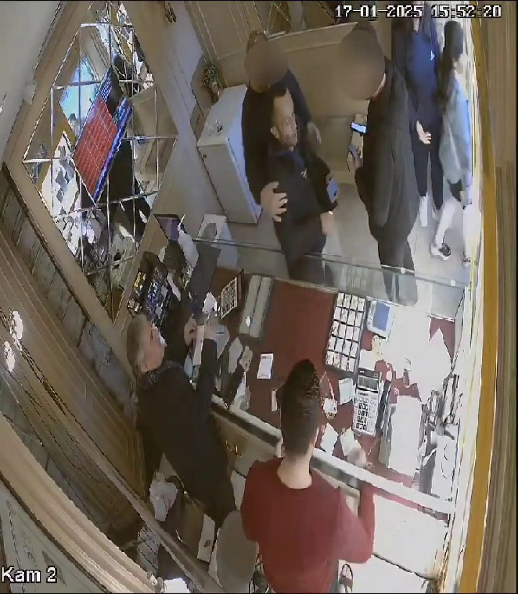 Ensesinden yaralanan kadın altınları için vurulmuş