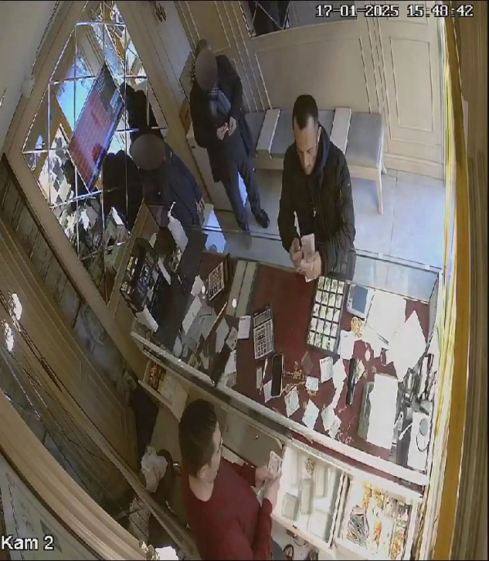 Ensesinden yaralanan kadın altınları için vurulmuş