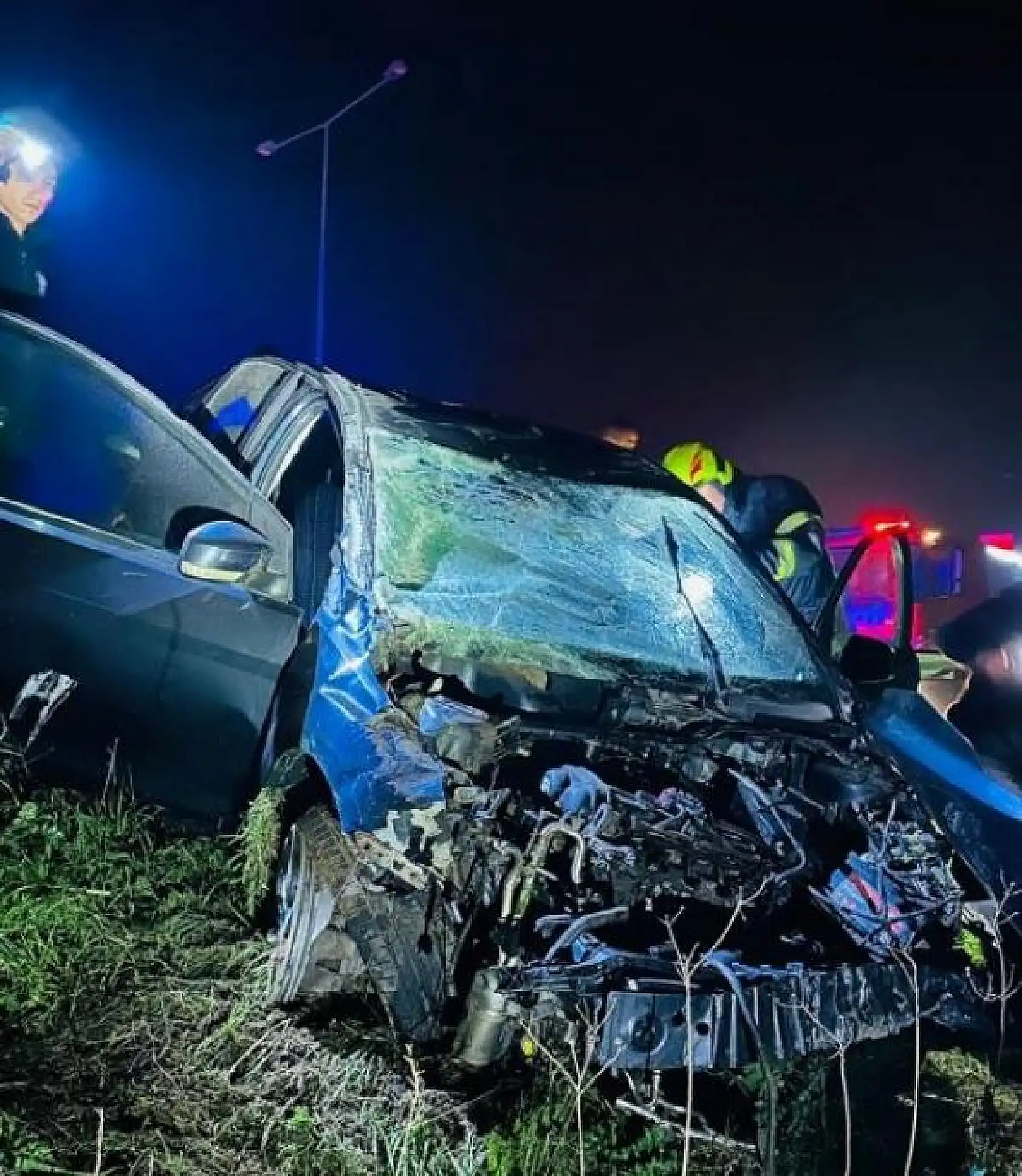 Kontrolden çıkan otomobil bariyerleri aşarak yol kenarına uçtu, 1 yaralı
