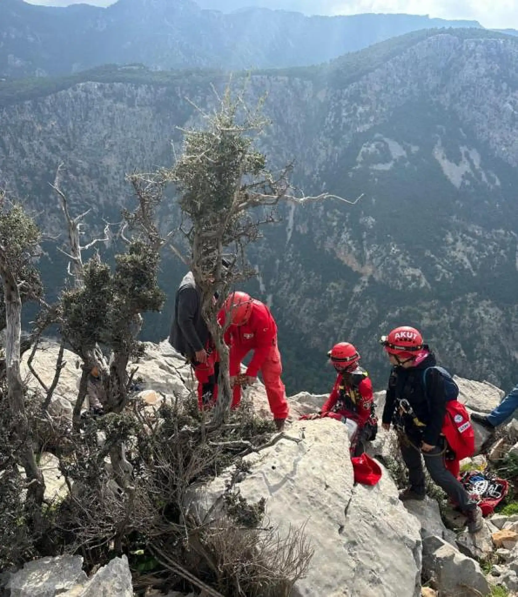 AKUT Fethiye ekibi, mahsur kalan keçileri kurtardı