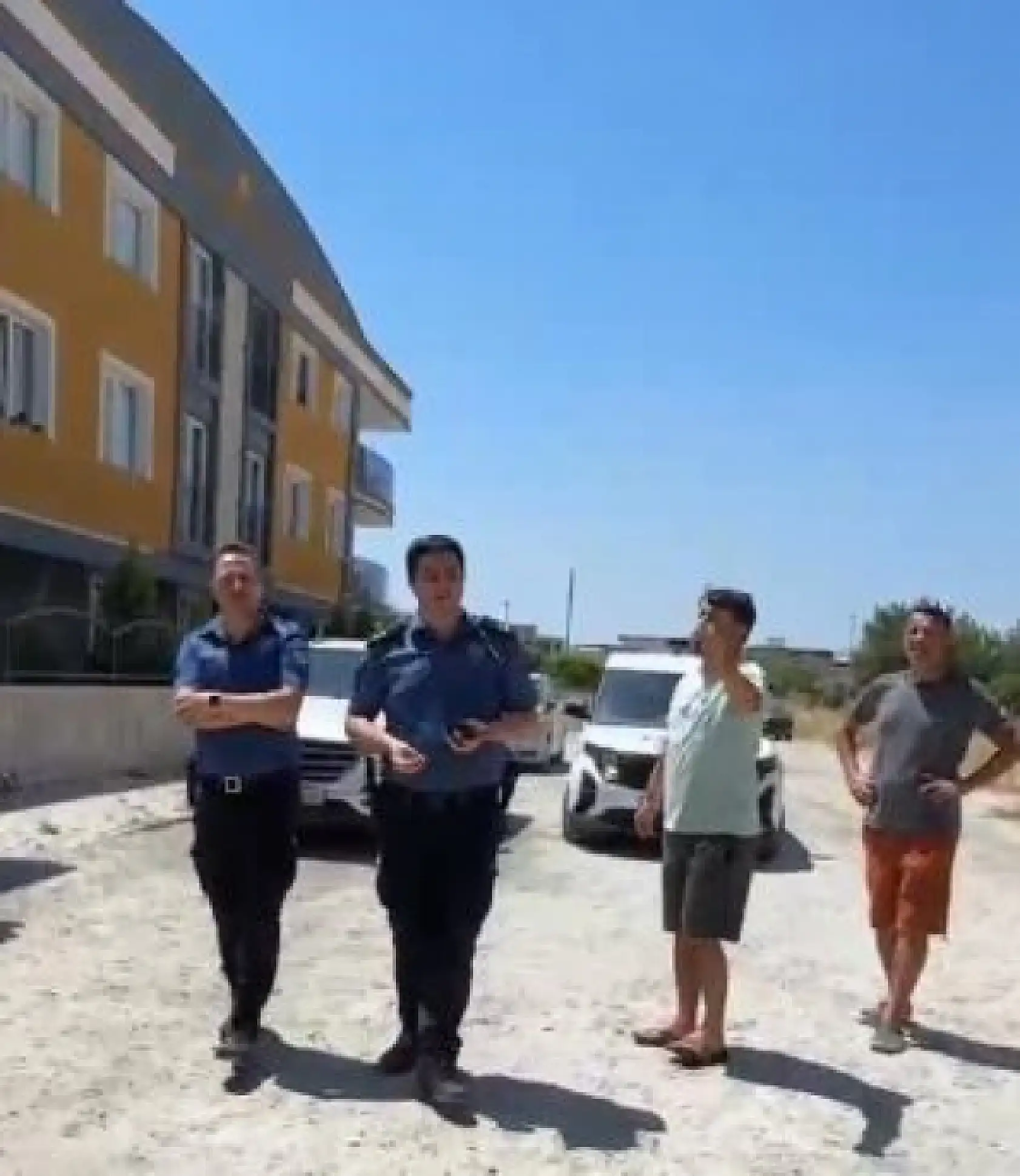 Habere giden gazeteciler haber oldu: Polisin gözü önünde gazeteciler gaspa uğradı