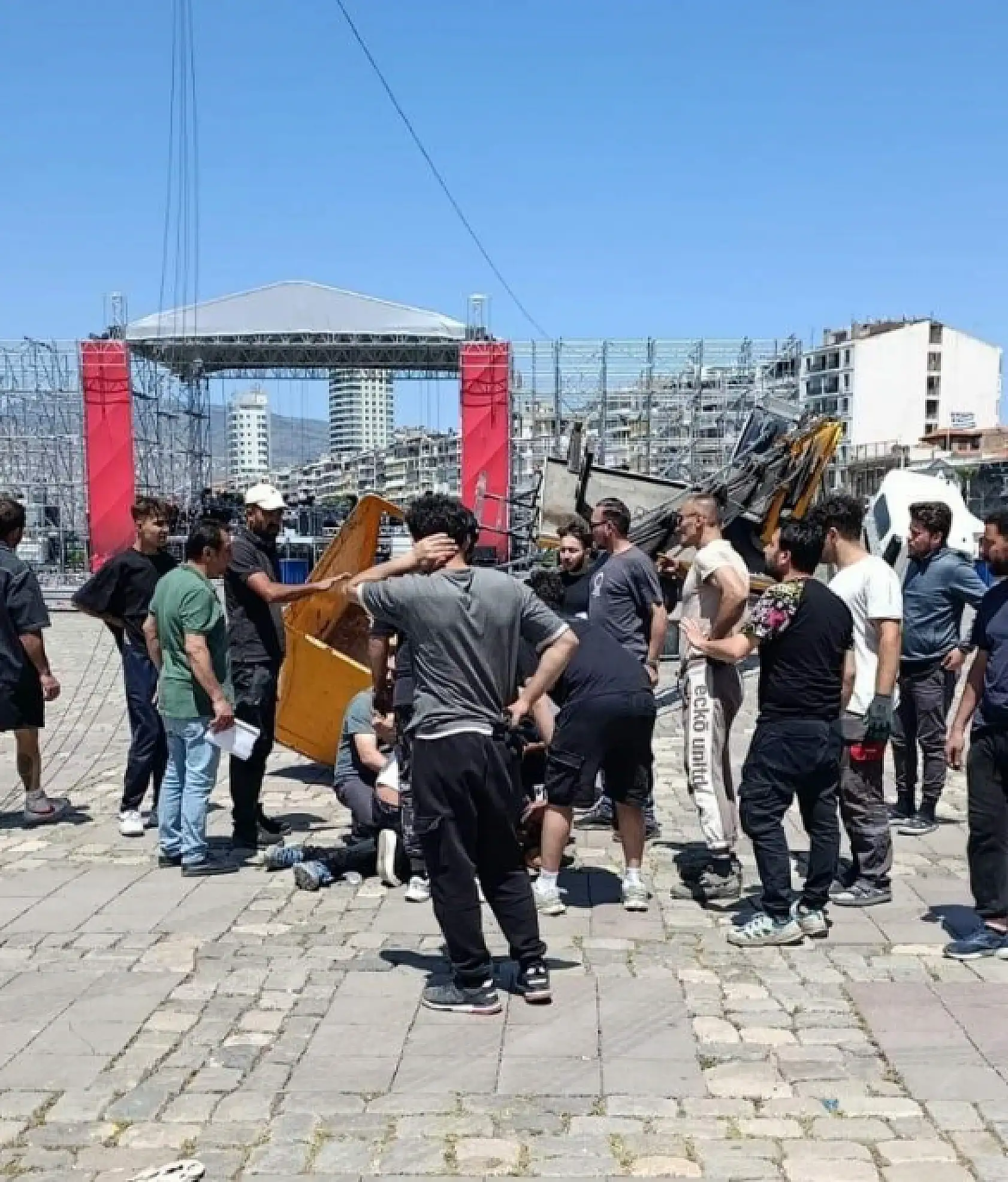 İzmir'de vinç kazasını haberleştirmek isteyen gazetecilere 15-20 kişilik grup saldırdı