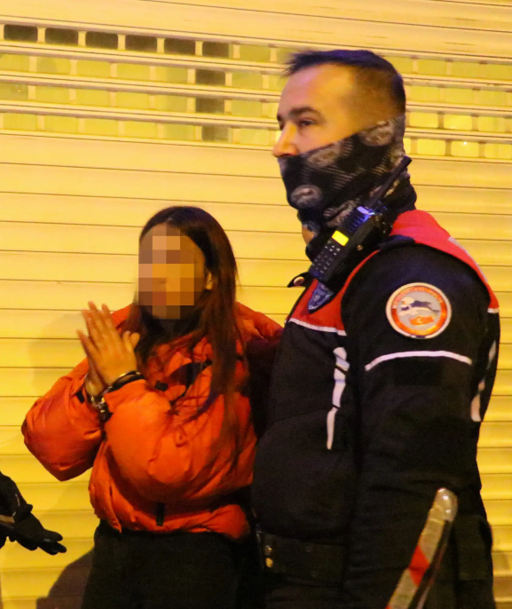 Polisi görünce yol ortasında bırakıp kaçtıkları araçtan uyuşturucu çıktı