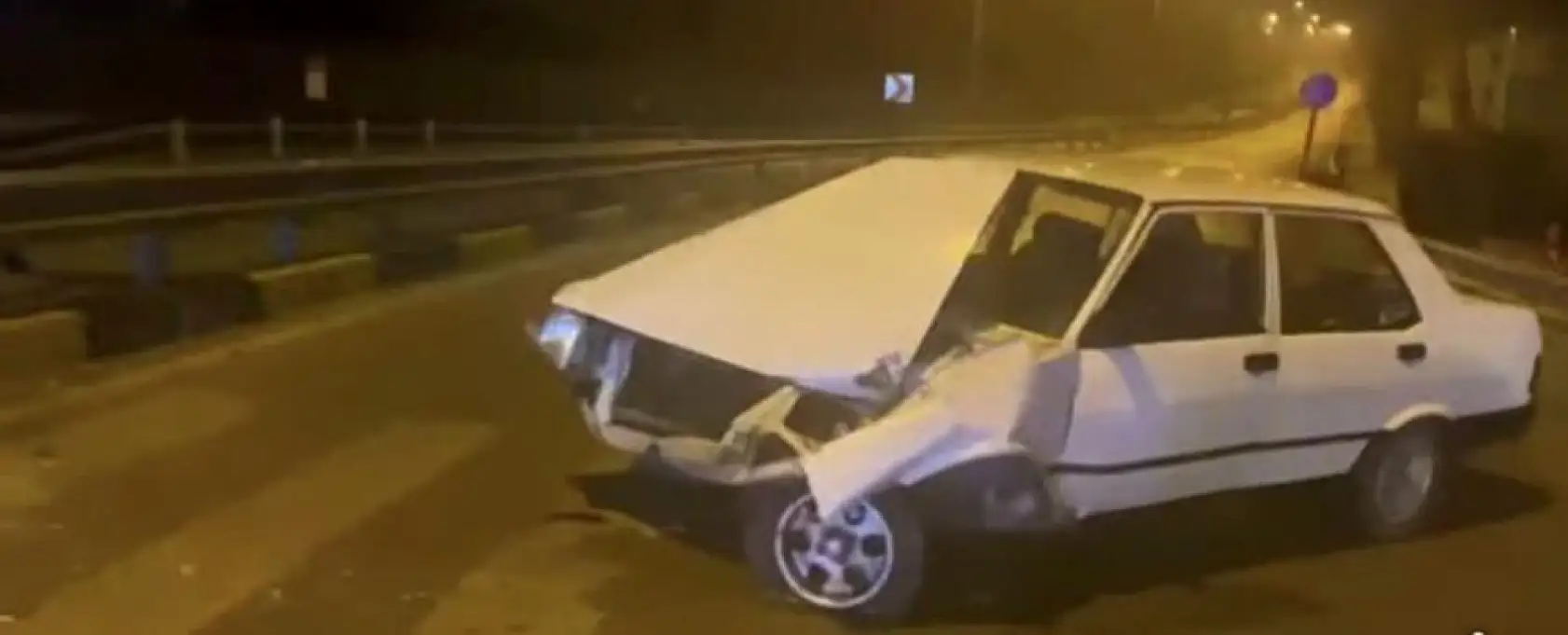 Yoğun sis ve buzlanma nedeniyle kontrolden çıkan otomobil bariyerlere çarptı: 2 yaralı