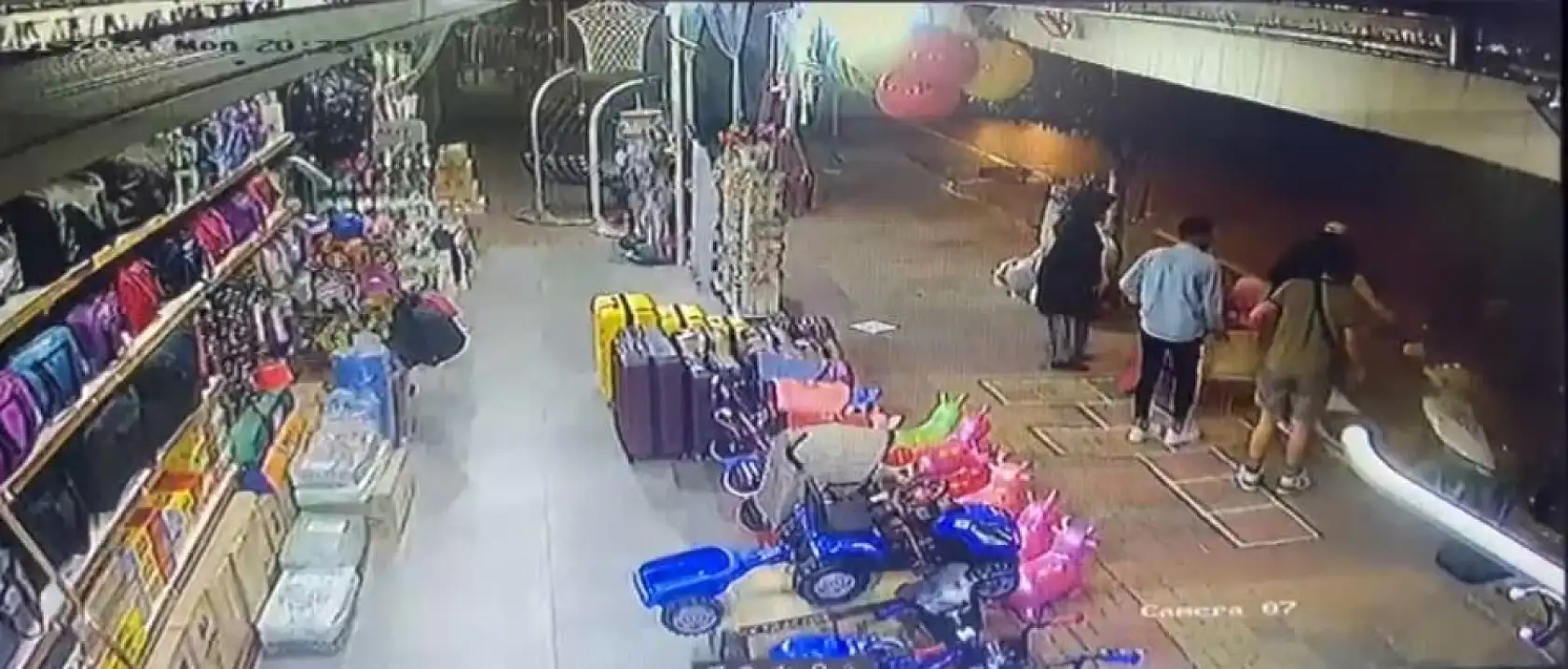 Motosiklet feci şekilde yayalara çarptı, 1 kişi öldü