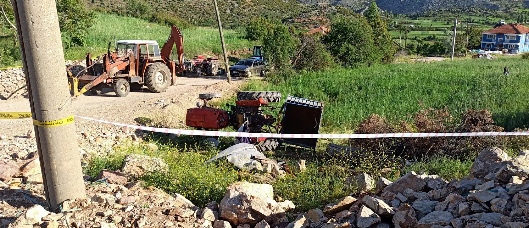 Devrilen traktörün altında kalan 11 yaşındaki çocuk öldü, 4 kişi yaralandı