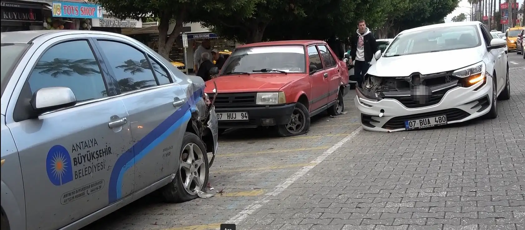 Lüks marka araç, park halindeki otomobillere çarparak durabildi