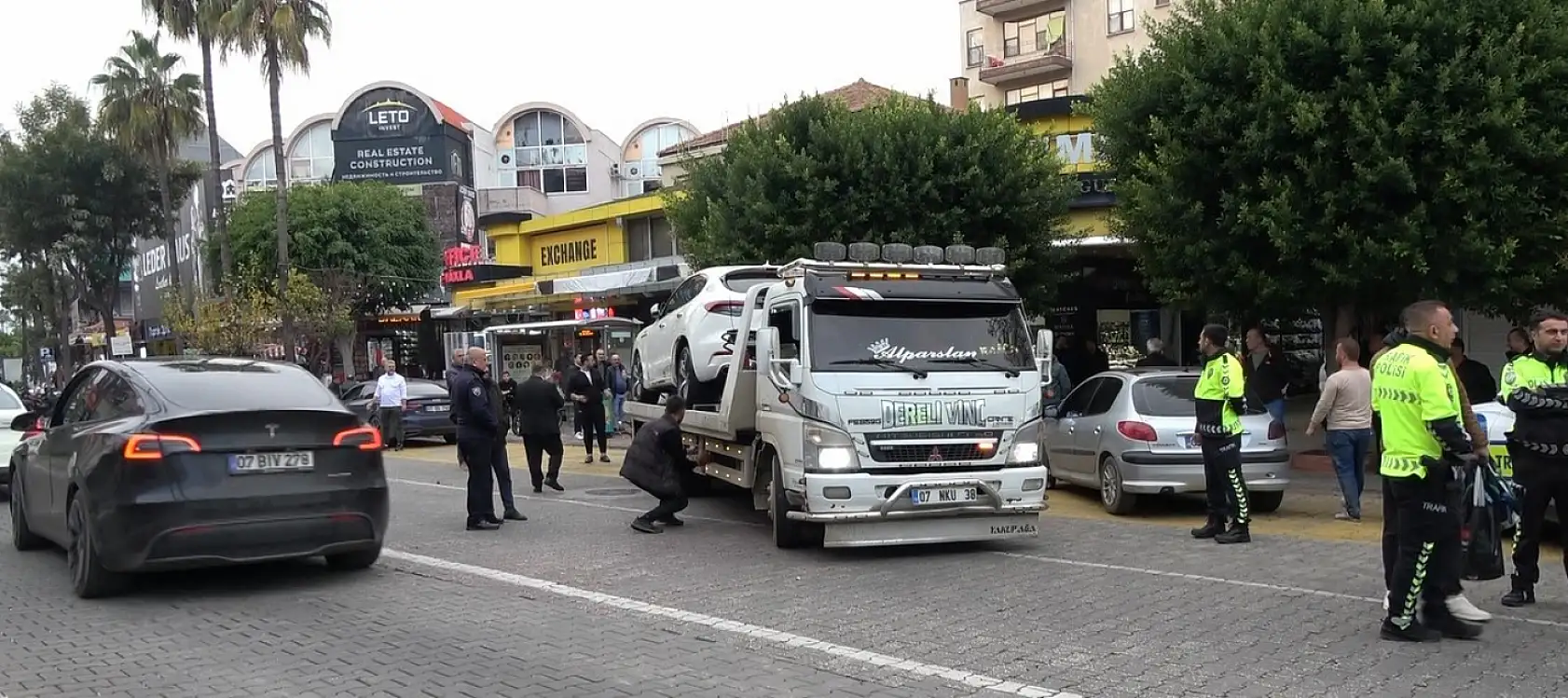 Lüks marka araç, park halindeki otomobillere çarparak durabildi