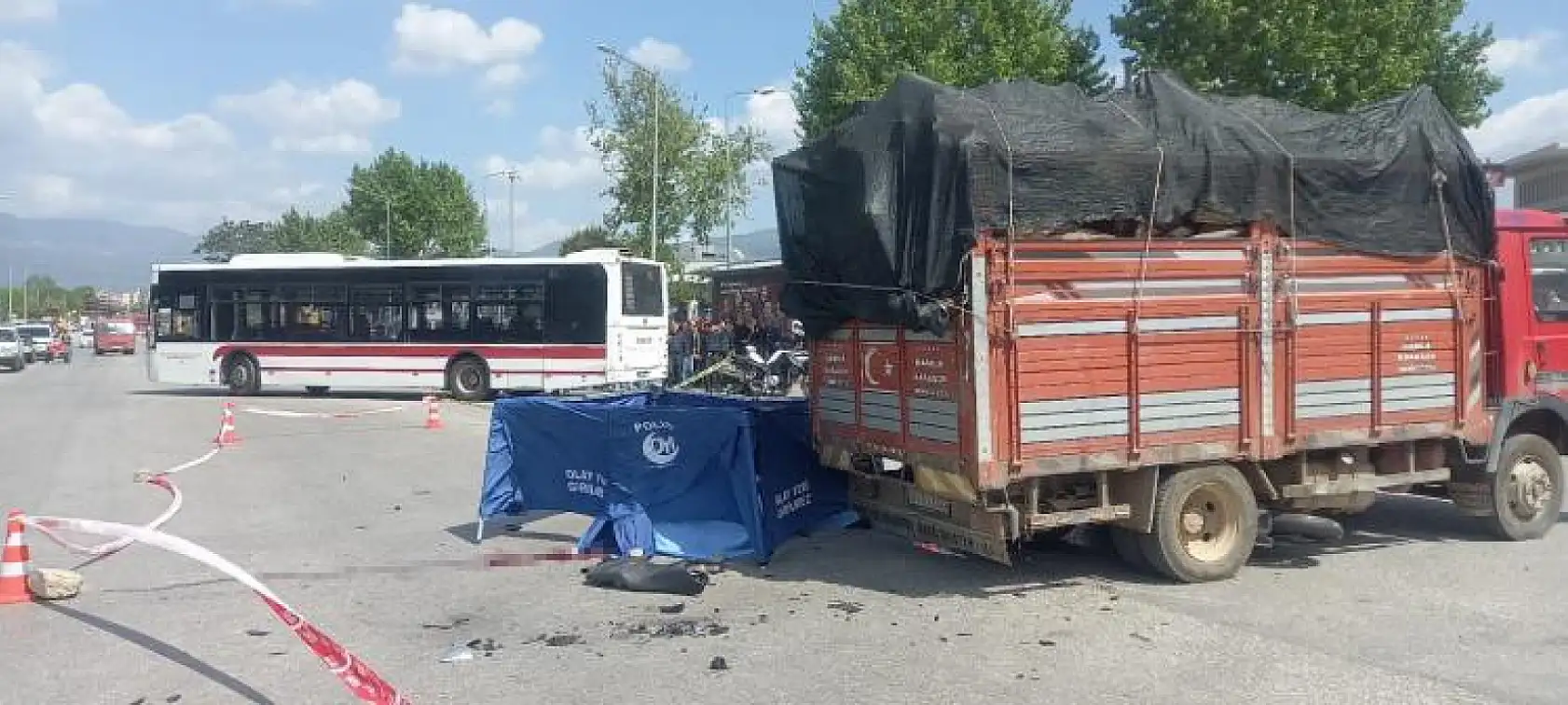 Kaza yerine gelen polisler, mesai arkadaşlarının cenazesiyle karşılaştı