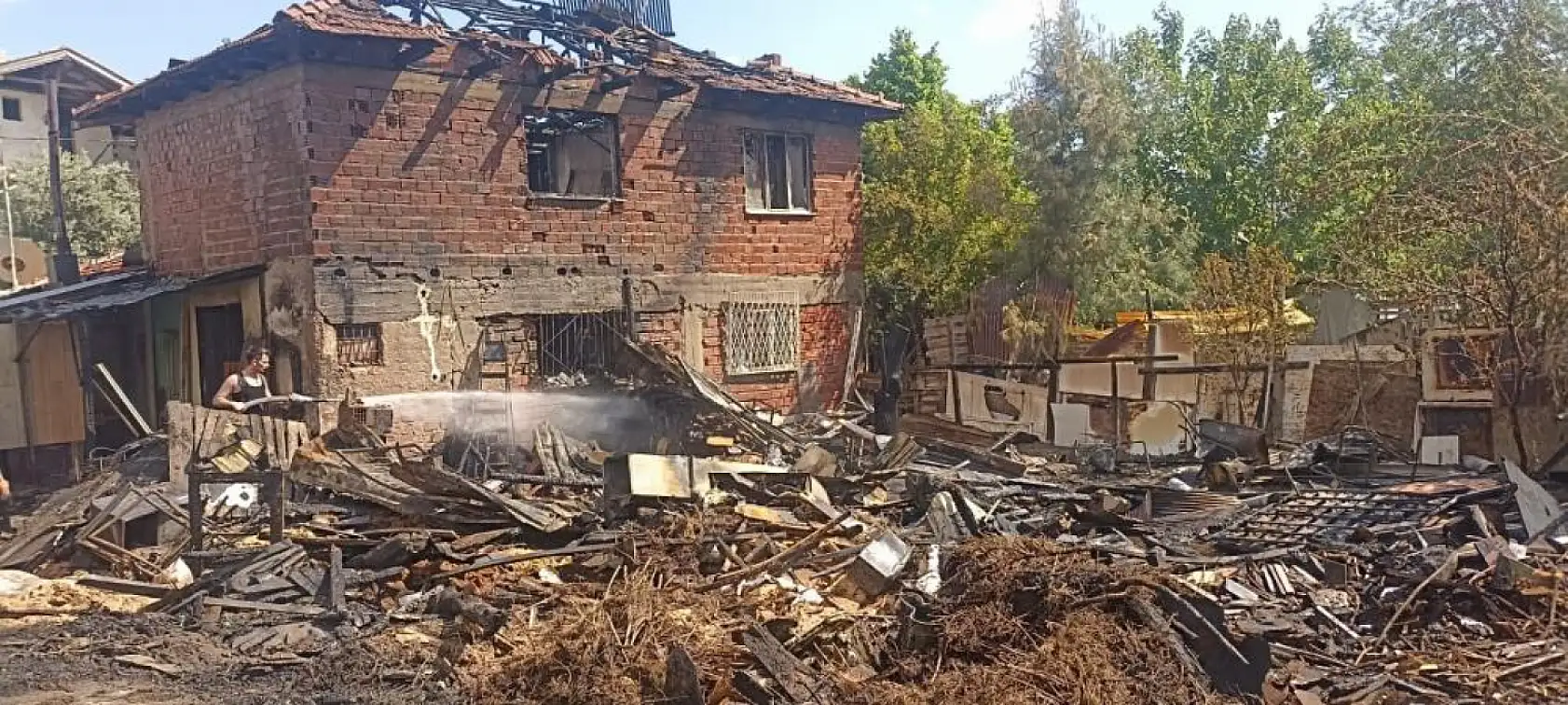 Tutuşan perde onca yıllık emeklerini küle çevirdi