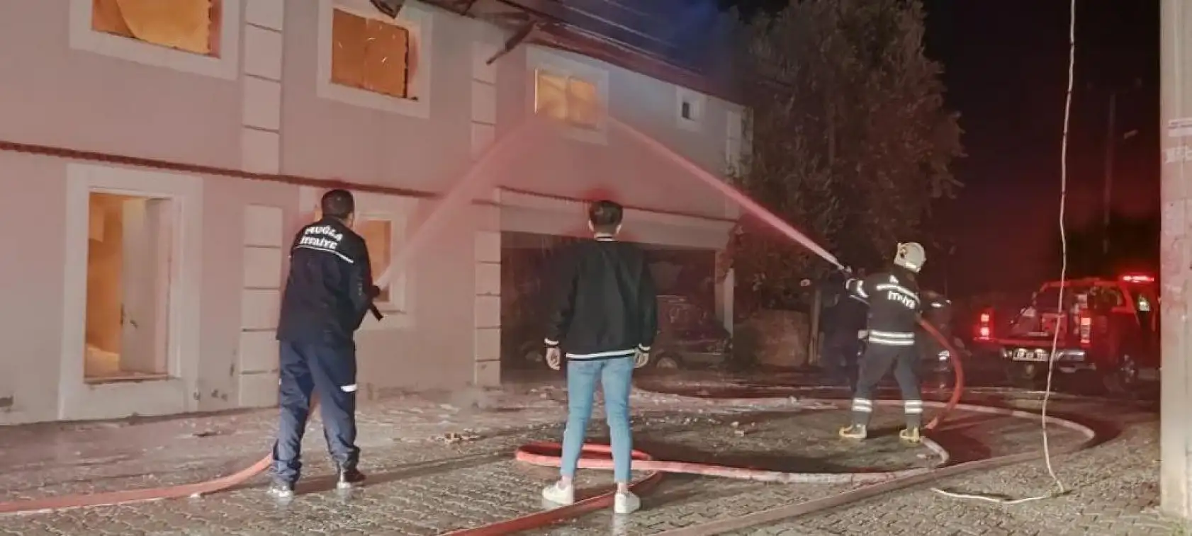 Yangında iki katlı ev küle döndü