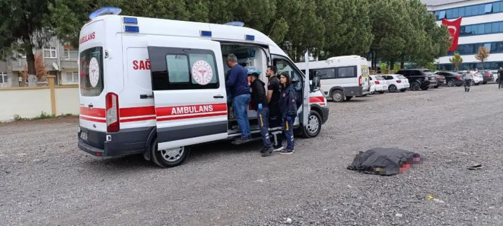 Otomobilin çarptığı kadın hayatını kaybetti