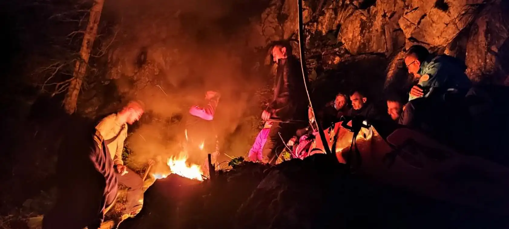 Maden ararken mahsur kalan madenciler 19 saat sonra helikopterle kurtarıldı