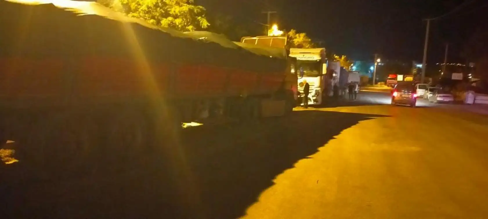 Park halindeyken freni boşalan tır 5 araca çarptı: 1 yaralı