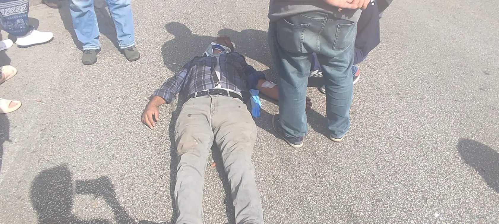 Park halindeki kamyonete çarptı: 3 yaralı