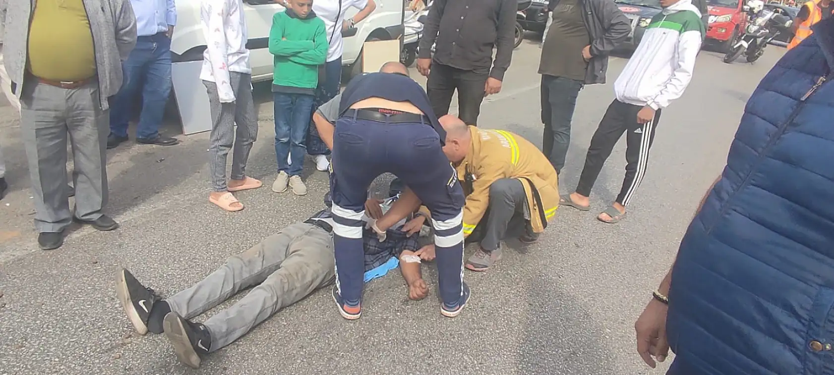 Park halindeki kamyonete çarptı: 3 yaralı