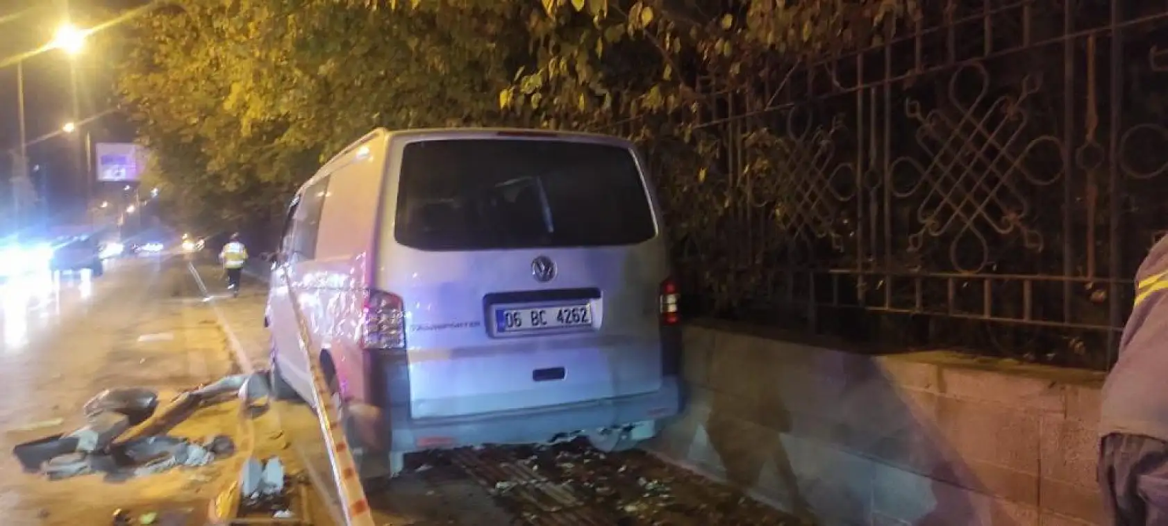 Panelvan araç kırmızı ışıkta bekleyen araçların arasında daldı: 1 ölü, 1 ağır yaralı