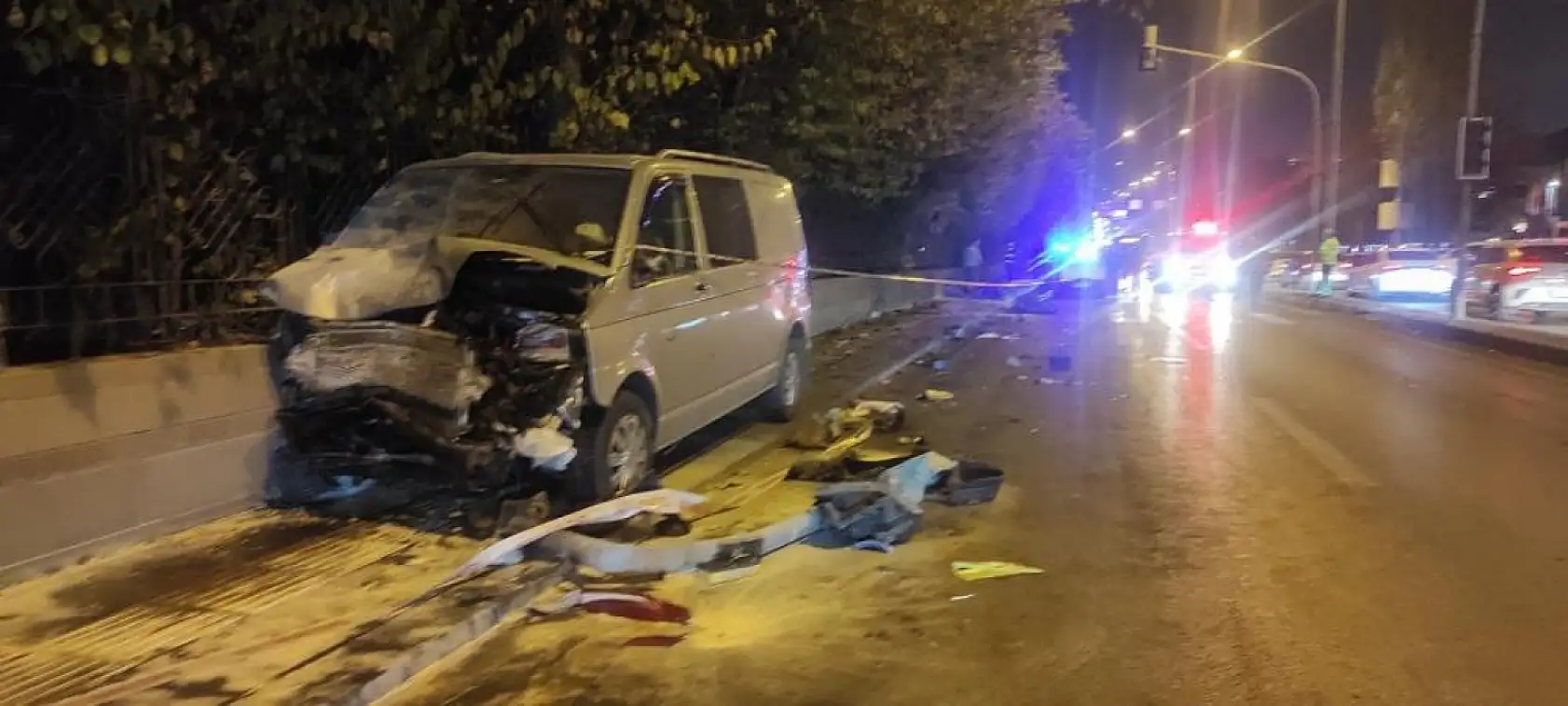 Panelvan araç kırmızı ışıkta bekleyen araçların arasında daldı: 1 ölü, 1 ağır yaralı