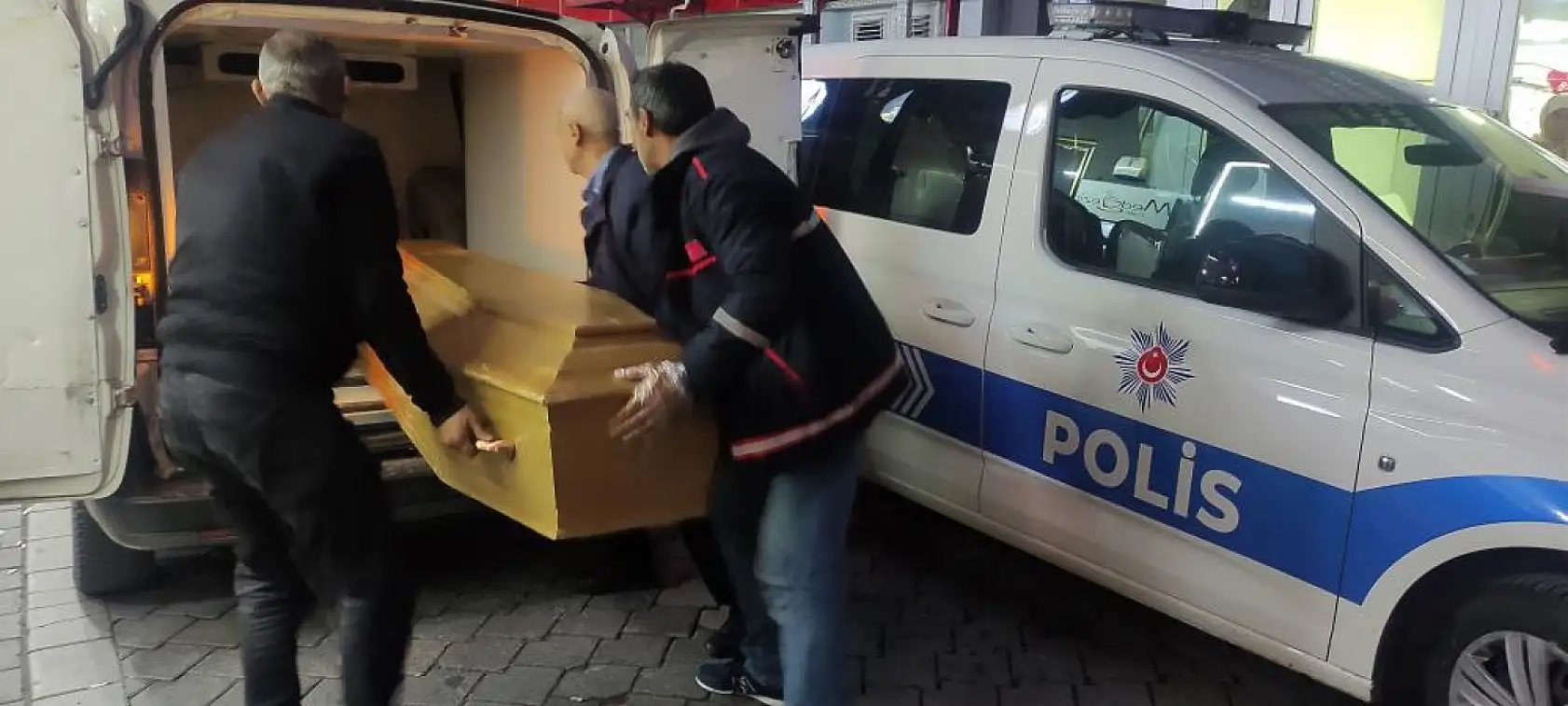 Yalnız yaşadığı apart dairesinde ölü bulundu