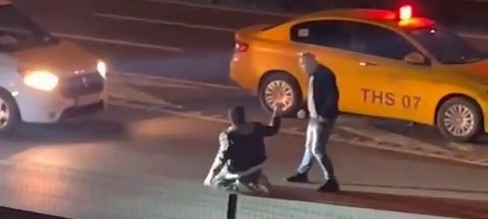 Ücretini alamadığı müşterisini yol ortasında dövdü