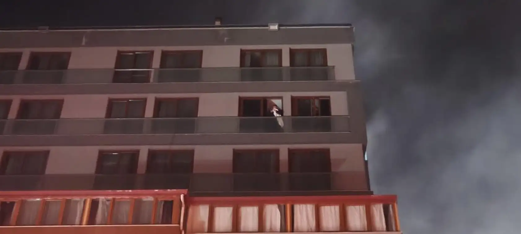 Pamukkale'de 7 katlı rezidansta yangın çıktı