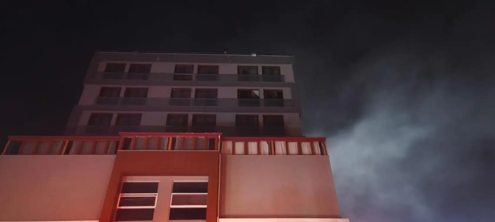 Pamukkale'de 7 katlı rezidansta yangın çıktı