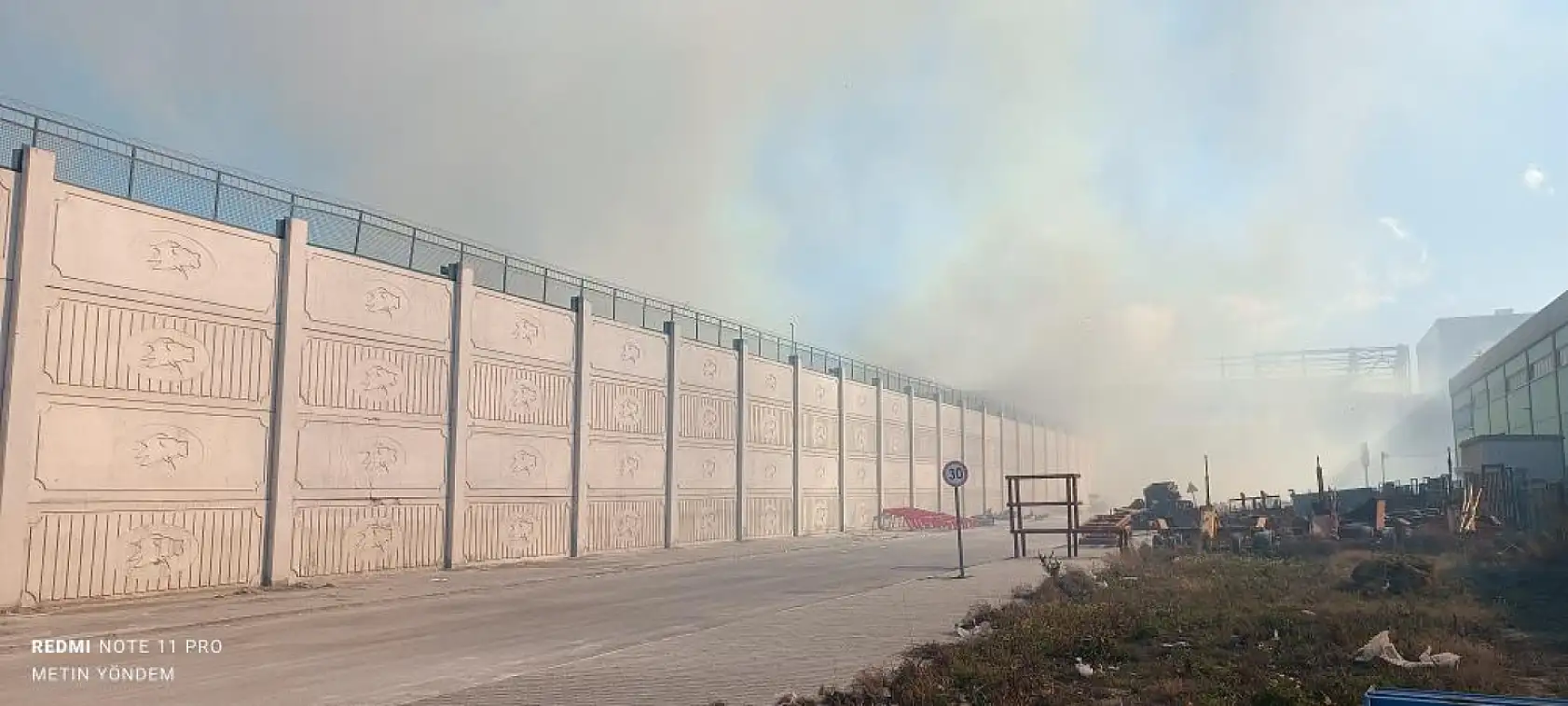 Aydın'da Kağıt Depolama Alanında Büyük Yangın! Söndürme Çalışmaları Sürüyor