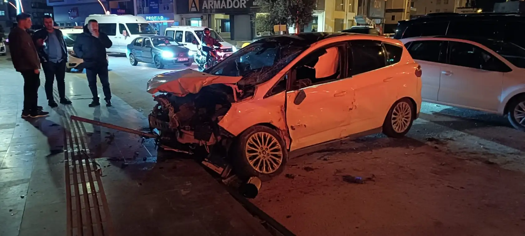 Tofaş otomobilin hurdaya döndüğü kazada 1'i ağır 3 kişi yaralandı