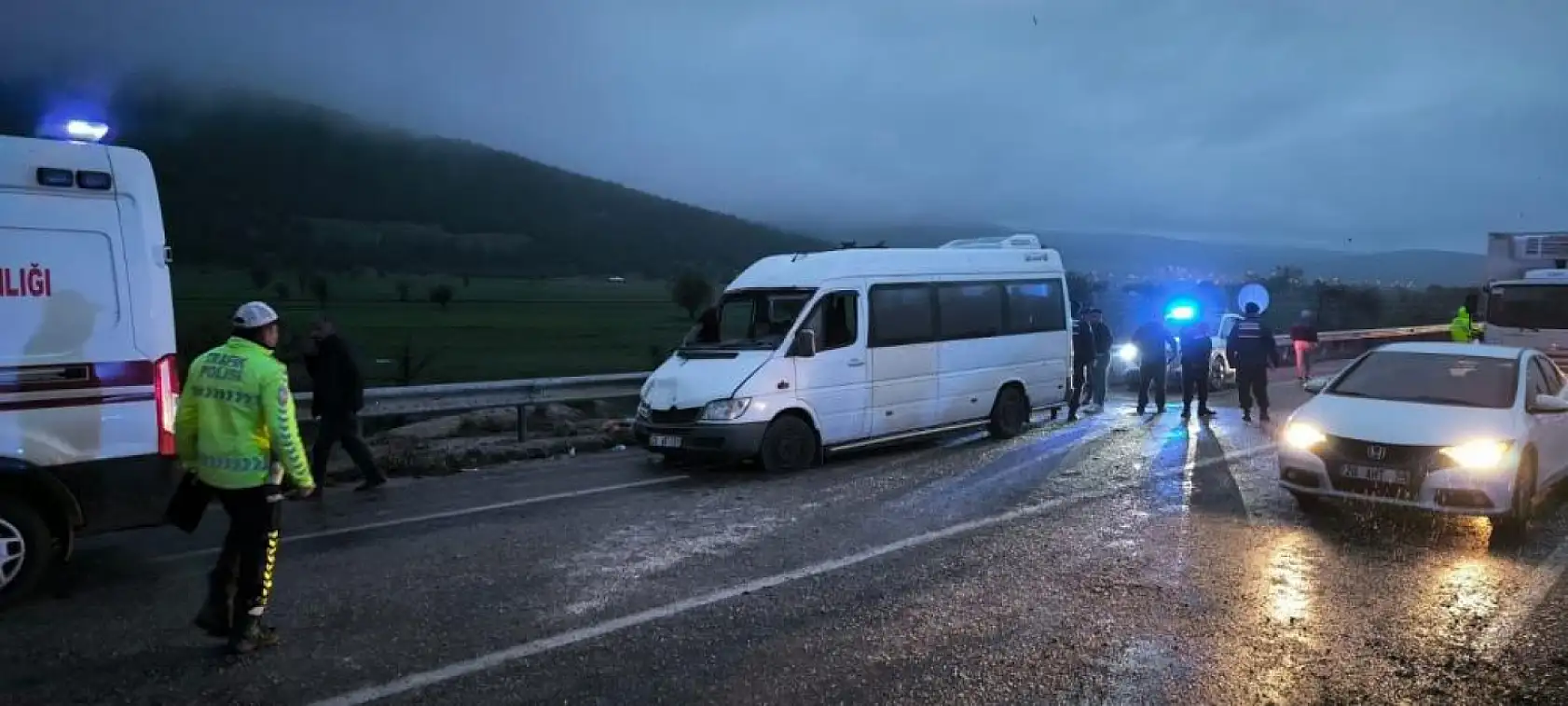 Tekstil işçilerini taşıyan minibüs karşı şeride geçerek otomobille çarpıştı: 1'i ağır 13 yaralı