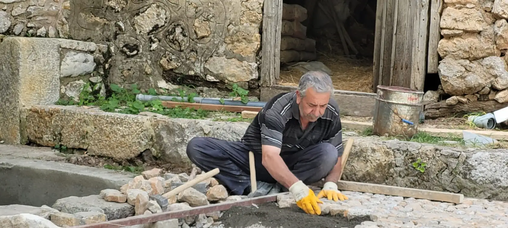 Ekmeğini 45 yıldır taştan çıkarıyor