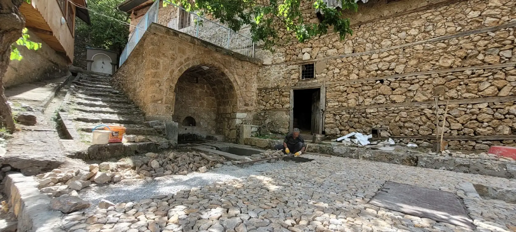 Ekmeğini 45 yıldır taştan çıkarıyor
