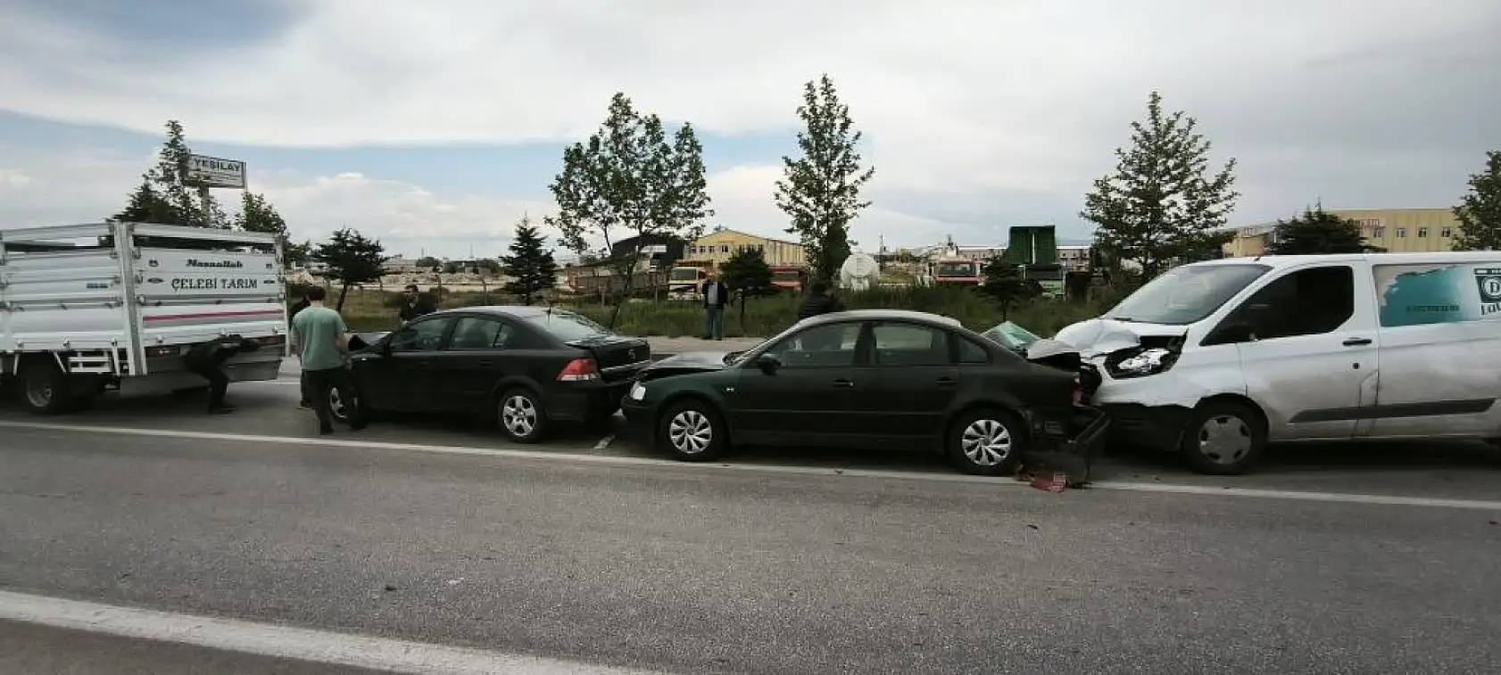 Zincirleme trafik kazası, 4 araç birbirine girdi