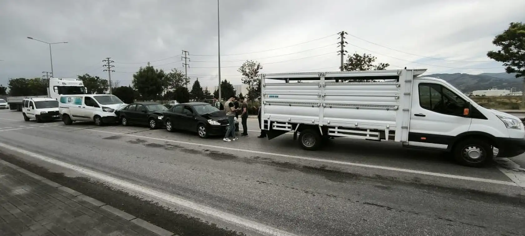Zincirleme trafik kazası, 4 araç birbirine girdi
